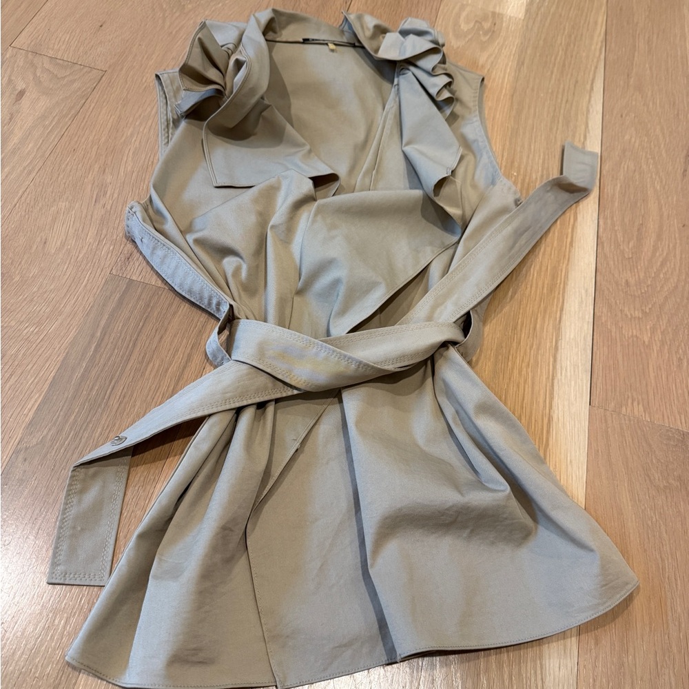 Ellie Tahari Tie Waist Khaki
Top